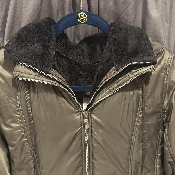 🍋Women’s Lululemon Scuba Hoodie Glyde size 6 dark olive 🍋 - Picture 3 of 16